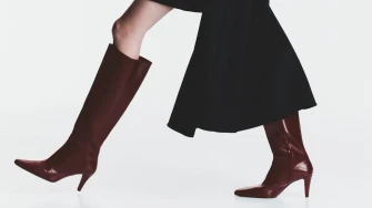 Dodaj boju u jesenske outfite: Najljepše čizme u crvenim i ljubičastim nijansama