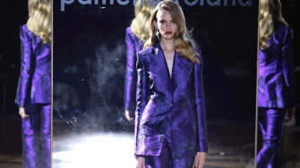 Bordo ostaje, ali ljubičasta osvaja – boja koja unosi dozu mistike u zimske kombinacije