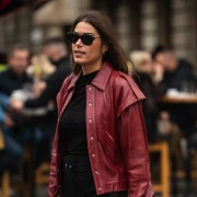 Samouvjerena i zavodljiva: Žena u crvenoj jakni dokazala da manje može biti više