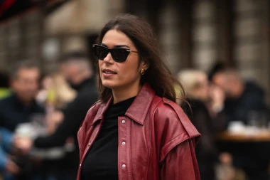 Samouvjerena i zavodljiva: Žena u crvenoj jakni dokazala da manje može biti više