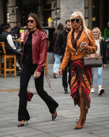 Samouvjerena i zavodljiva: Žena u crvenoj jakni dokazala da manje može biti više