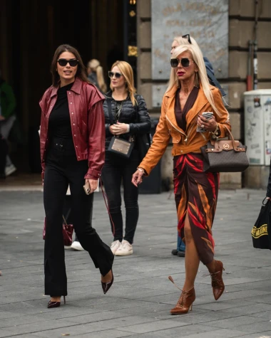 Samouvjerena i zavodljiva: Žena u crvenoj jakni dokazala da manje može biti više