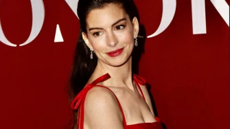 Anne Hathaway poput vile u crvenoj haljini. Pronašli smo crvene haljine za posebne prilike