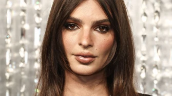 Emily Ratajkowski jednostavnim trikom privukla poglede na raskošnu ogrlicu - pokazala je dekolte