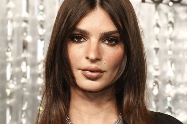 Emily Ratajkowski jednostavnim trikom privukla poglede na raskošnu ogrlicu - pokazala je dekolte