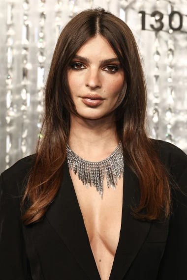 Emily Ratajkowski jednostavnim trikom privukla poglede na raskošnu ogrlicu - pokazala je dekolte