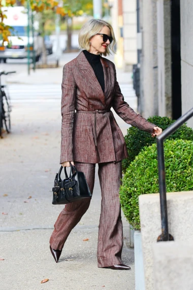 Naomi Watts u top odijelu sezone: Slavna plavuša potvrdila - smeđa je nova crna