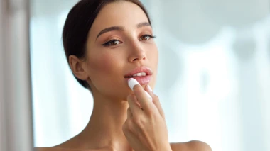 Revolucija u sticku i tubi: 10 najboljih toniranih drogerijskih balzama za usne