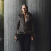 Stylish i cozy: Jakne s umjetnim krznom dominiraju zimskim trendovima