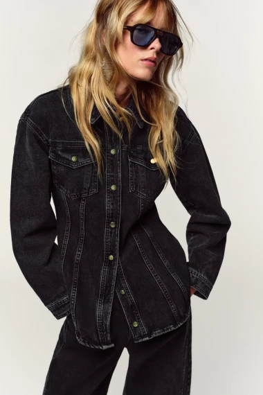 Modni klasik koji obožavamo: Traper košulja u zimskim kombinacijama