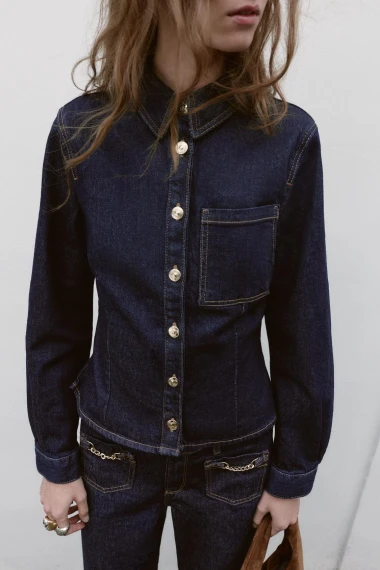 Modni klasik koji obožavamo: Traper košulja u zimskim kombinacijama