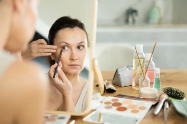 Zašto izgledamo još umornije: Većina žena nakon 40. radi ove greške u šminkanju