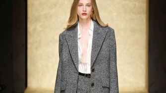 Trend koji traje: Zašto je siva vunena suknja najbolja investicija ove sezone