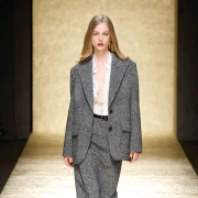 Trend koji traje: Zašto je siva vunena suknja najbolja investicija ove sezone