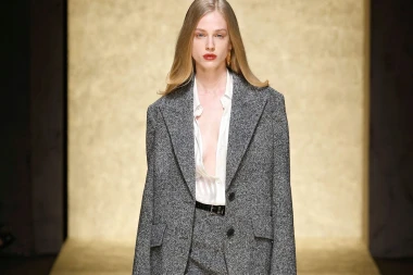 Trend koji traje: Zašto je siva vunena suknja najbolja investicija ove sezone