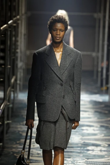 Trend koji traje: Zašto je siva vunena suknja najbolja investicija ove sezone