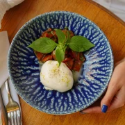 Burrata u jesenskoj kuhinji: Kremasti sir koji se savršeno slaže s toplim okusima sezone