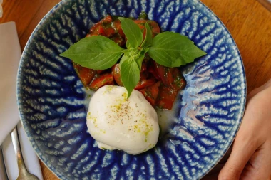 Burrata u jesenskoj kuhinji: Kremasti sir koji se savršeno slaže s toplim okusima sezone