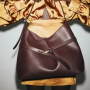 Trend koji ne prolazi: Bordo torbe vladaju zimskim kolekcijama