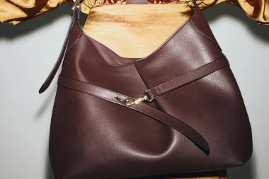 Trend koji ne prolazi: Bordo torbe vladaju zimskim kolekcijama