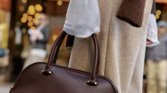 Trend koji ne prolazi: Bordo torbe vladaju zimskim kolekcijama