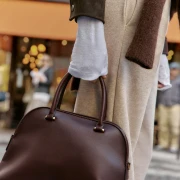 Trend koji ne prolazi: Bordo torbe vladaju zimskim kolekcijama