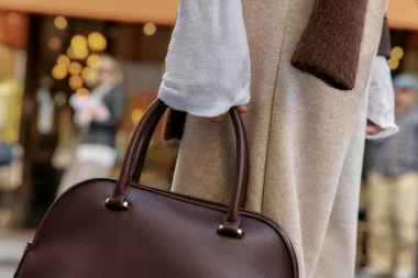 Trend koji ne prolazi: Bordo torbe vladaju zimskim kolekcijama