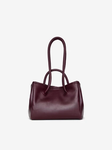 Trend koji ne prolazi: Bordo torbe vladaju zimskim kolekcijama