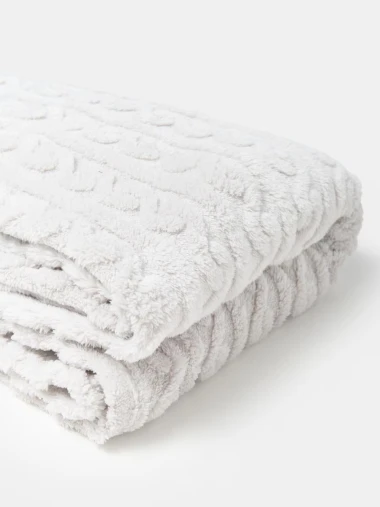 Cozy sezona počinje: Najljepše dekice koje griju i uljepšavaju interijer