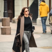 Zgodna brineta privukla sve poglede u urbanom outfitu i 'dlakavim' cipelama