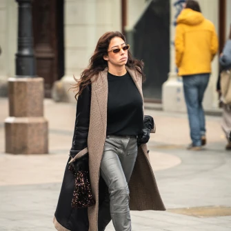 Poznata tiktokerica privukla sve poglede u urbanom outfitu i 'dlakavim' cipelama