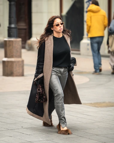 Poznata tiktokerica privukla sve poglede u urbanom outfitu i 'dlakavim' cipelama