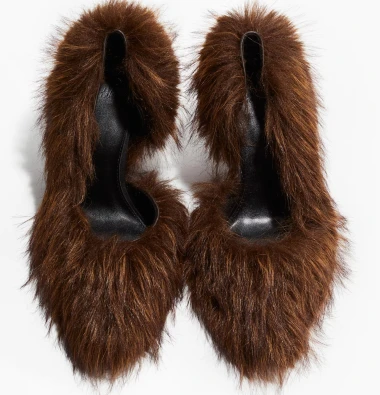 Poznata tiktokerica privukla sve poglede u urbanom outfitu i 'dlakavim' cipelama