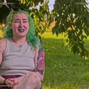 Jedan farmer kući šalje čak tri dame, ljubomornih je sve više, a na tulumu će pasti vrući poljubac!