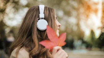 Glazbena kulisa za zlatnu sezonu: Najbolje jesenske playliste za opuštanje