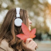 Glazbena kulisa za zlatnu sezonu: Najbolje jesenske playliste za opuštanje