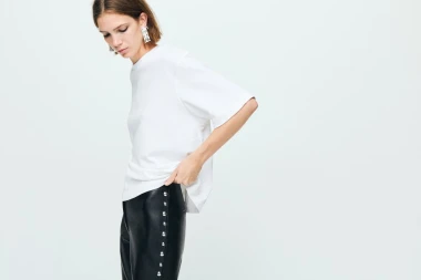 Elegantne i chic: Kožne hlače kao savršena alternativa trapericama