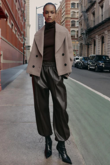 Elegantne i chic: Kožne hlače kao savršena alternativa trapericama