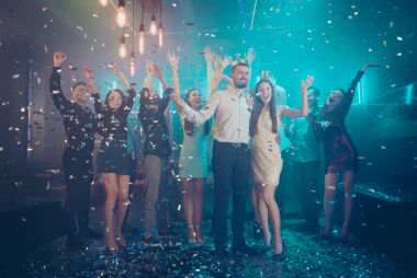 Što kad stigne pozivnica s (ne)jasno definiranim pravilima odijevanja? Zablistaj uz Almine savjete