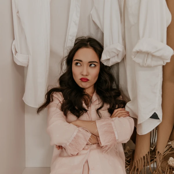 Što kad stigne pozivnica s (ne)jasno definiranim pravilima odijevanja? Zablistaj uz Almine savjete