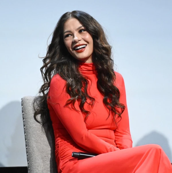 Catherine Zeta-Jones kao da ne stari: Pokazala lice bez bora i zavidnu figuru u crvenoj haljini