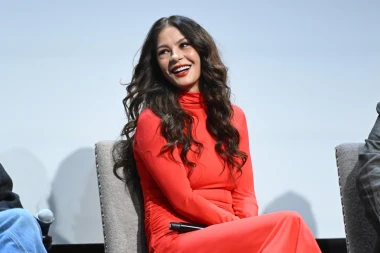 Catherine Zeta-Jones kao da ne stari: Pokazala lice bez bora i zavidnu figuru u crvenoj haljini