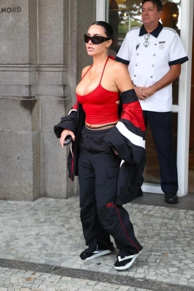 Čarape na japanke? Ovo je previše čak i za Kim Kardashian, pogledajte neobičan styling