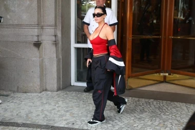 Čarape na japanke? Ovo je previše čak i za Kim Kardashian, pogledajte neobičan styling