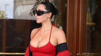 Čarape na japanke? Ovo je previše čak i za Kim Kardashian, pogledajte neobičan styling