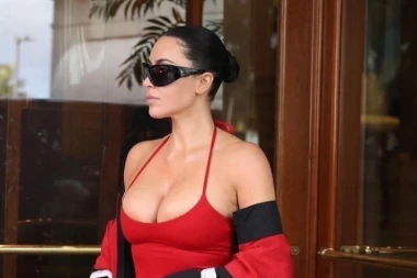 Čarape na japanke? Ovo je previše čak i za Kim Kardashian, pogledajte neobičan styling