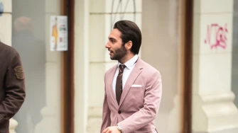 Roza odijelo i crne mokasinke: Muškarac sa špice pokazao da muška moda ne mora biti dosadna