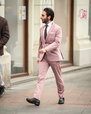 Roza odijelo i crne mokasinke: Muškarac sa špice pokazao da muška moda ne mora biti dosadna