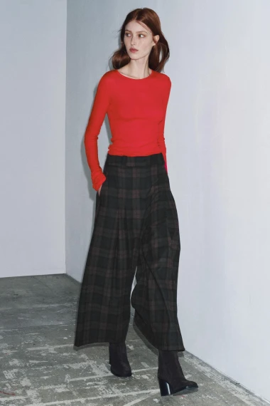 Elegancija s dozom retro šarma: Karirane hlače za efektne jesenske kombinacije