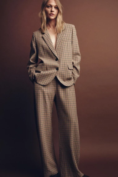 Elegancija s dozom retro šarma: Karirane hlače za efektne jesenske kombinacije